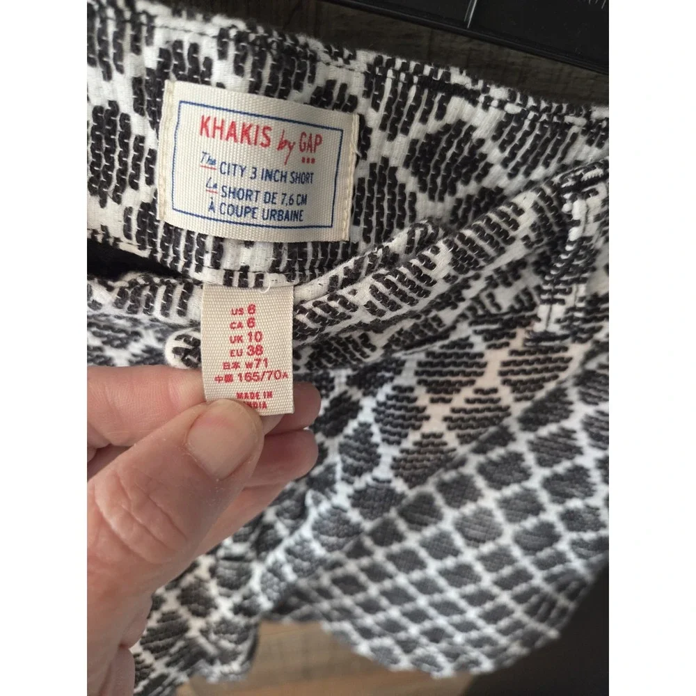 Khakis by Gap City 3 Inch shorts in a black and white geometric pattern